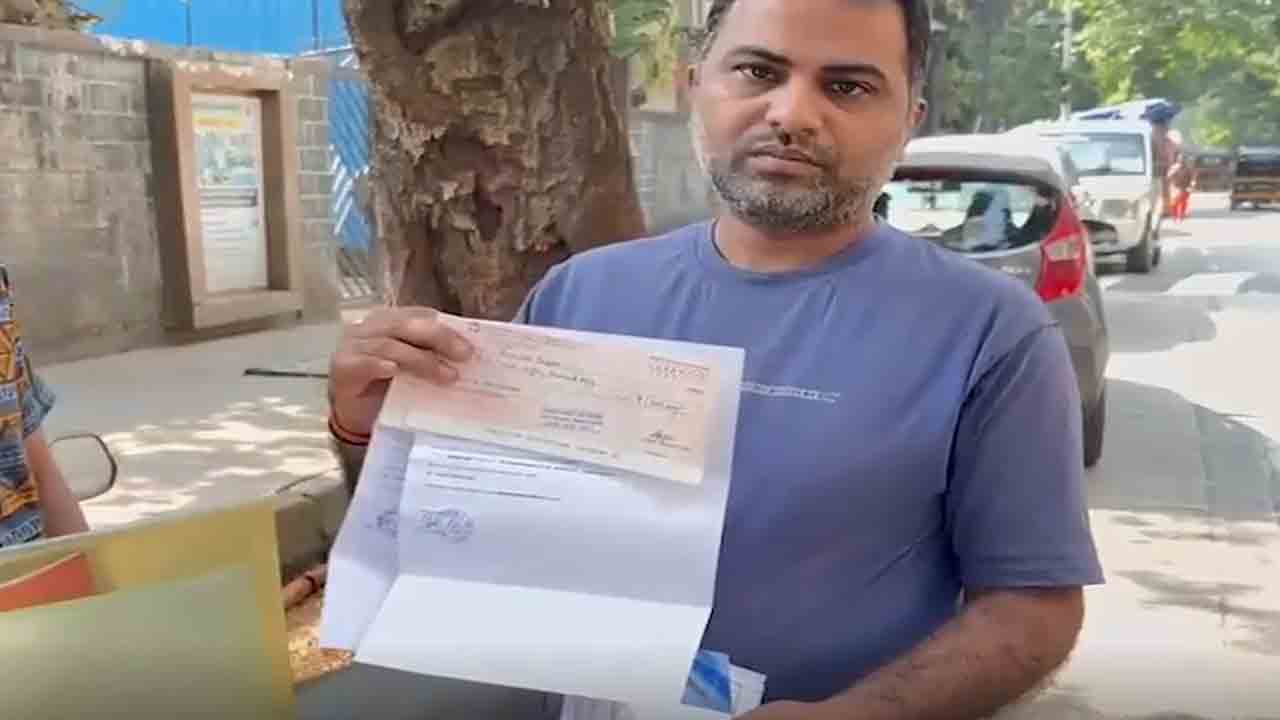 Sena Leader Dupes Pani Puri