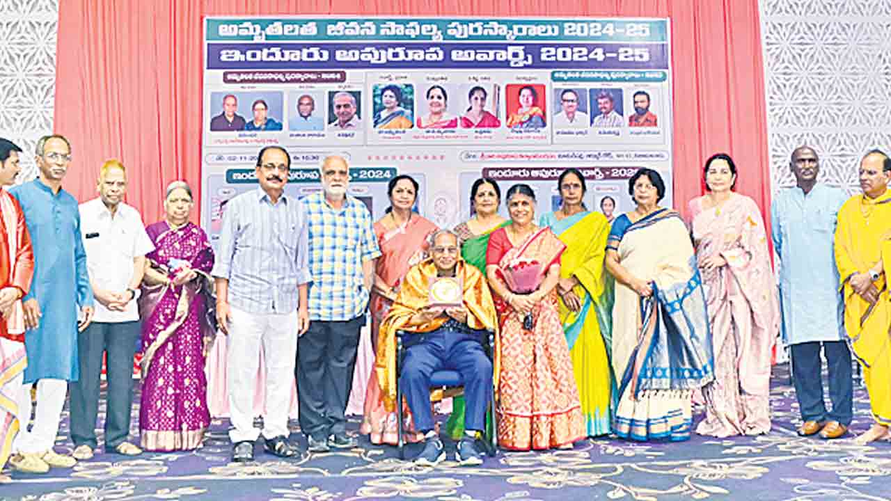 జర్నలిస్టులు ఆత్మగౌరవంతో పనిచేయాలి