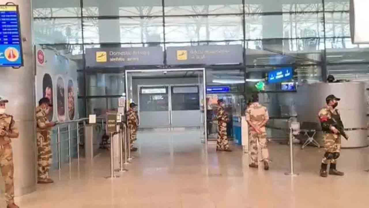 శంషాబాద్‌ ఎయిర్‌పోర్టుకు బాంబు బెదిరింపు