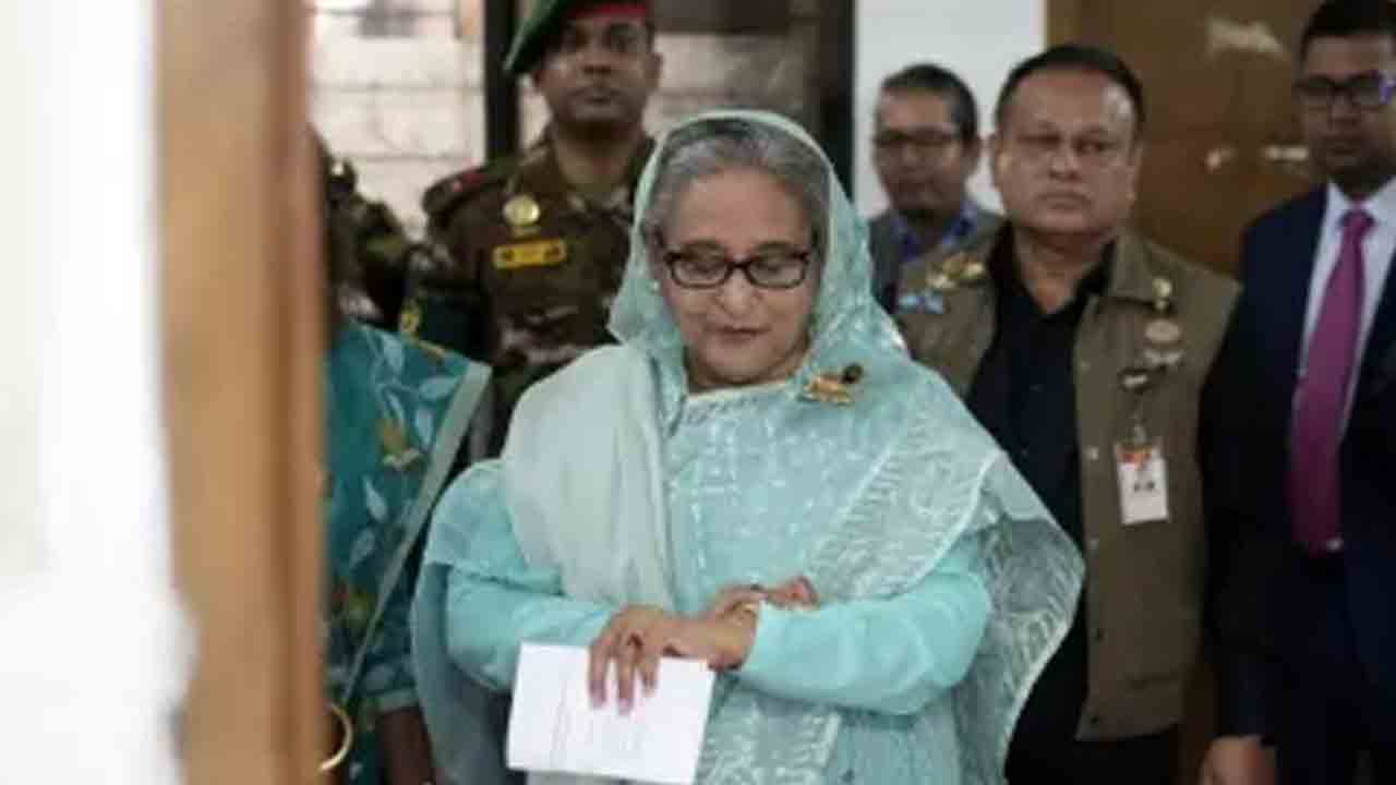 హసీనా ప్రాణాలు కాపాడిన భారత అధికారి కాల్‌!