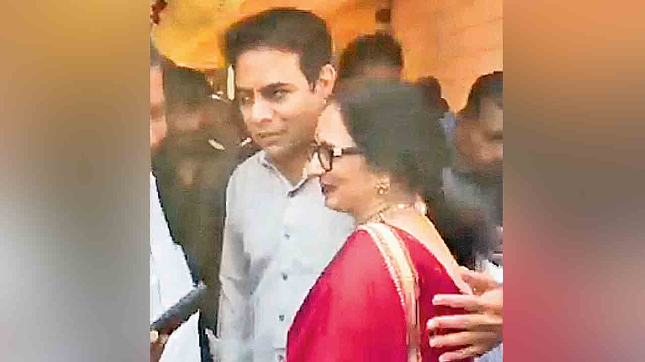 అధికారం మళ్లీ మనదే!.. వివాహ వేడుకలో కేటీఆర్‌కు.. శ్యామలాదేవి ఆశీర్వాదం