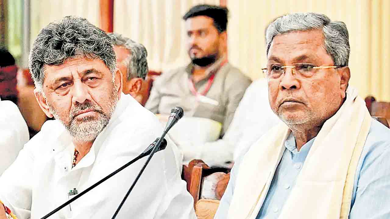 ఎమ్మెల్యేలతో సిద్ధూ, డీకే బేరసారాలు.. కేంద్ర మంత్రి ప్రహ్లాద్‌ జోషి ఆరోపణ