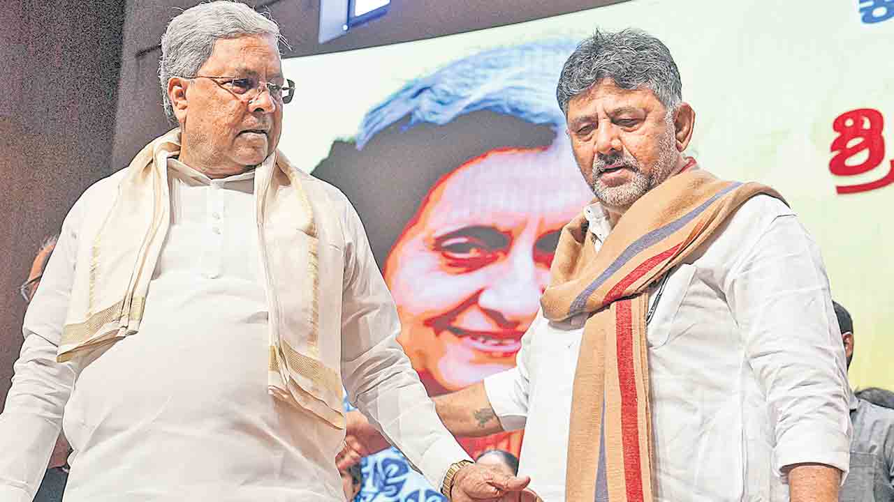 సీఎం సీటు కోసం కొట్లాట.. కర్ణాటక కాంగ్రెస్‌లో తీవ్రమైన పోరు