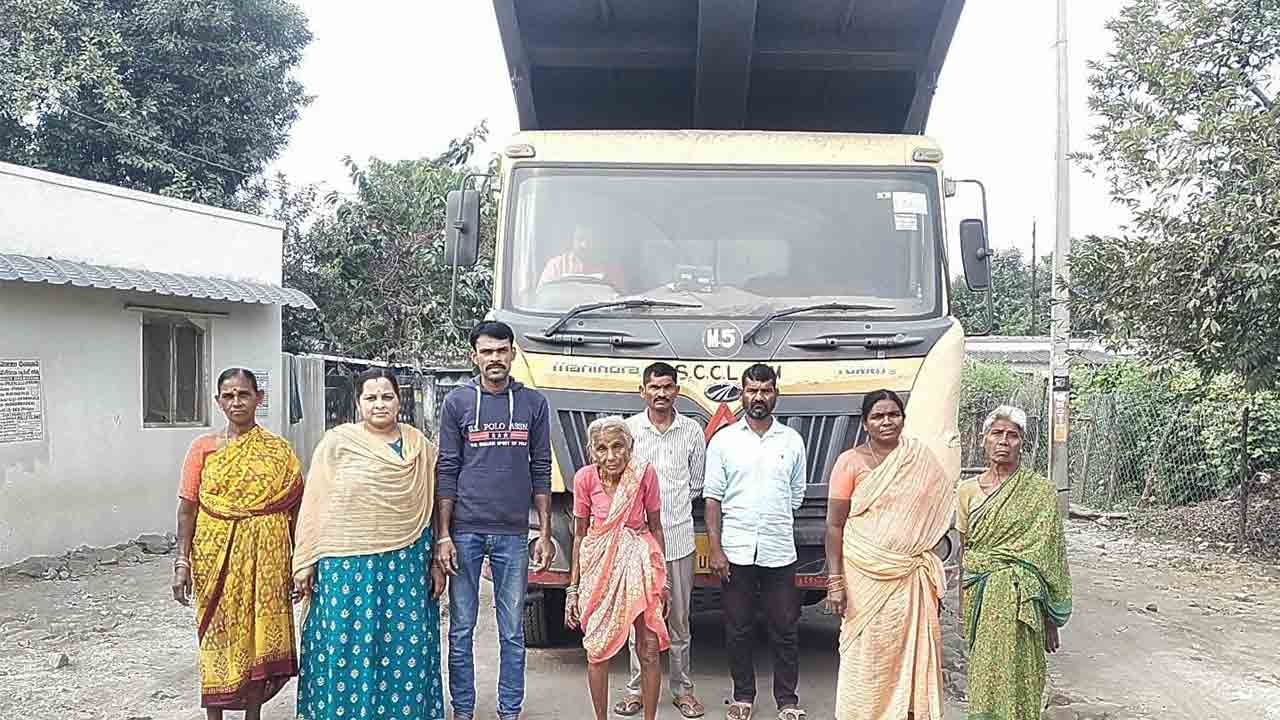 Singareni Lorries | సింగరేణి లారీలను అడ్డుకున్న గ్రామస్థులు