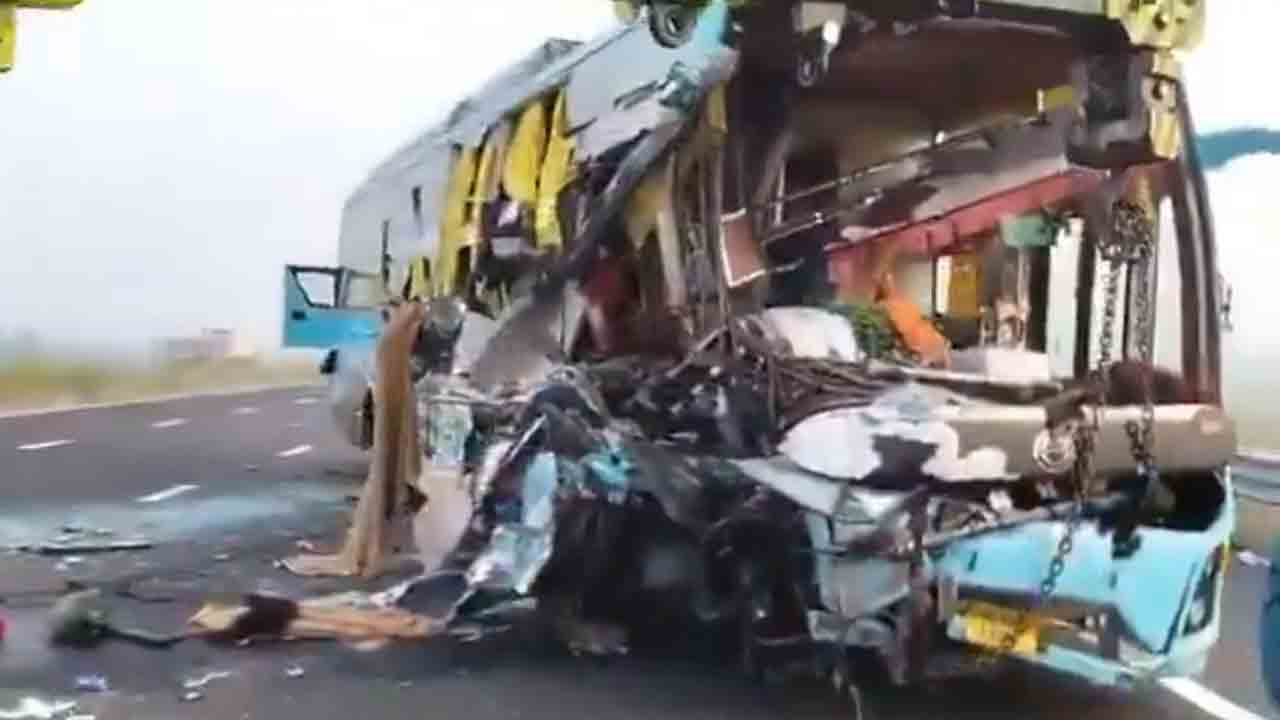 Sleeper Bus Crashes | మరో వాహనాన్ని ఢీకొట్టిన స్లీపర్ బస్సు.. ఇద్దరు ప్రయాణికులు మృతి, 12 మందికి గాయాలు