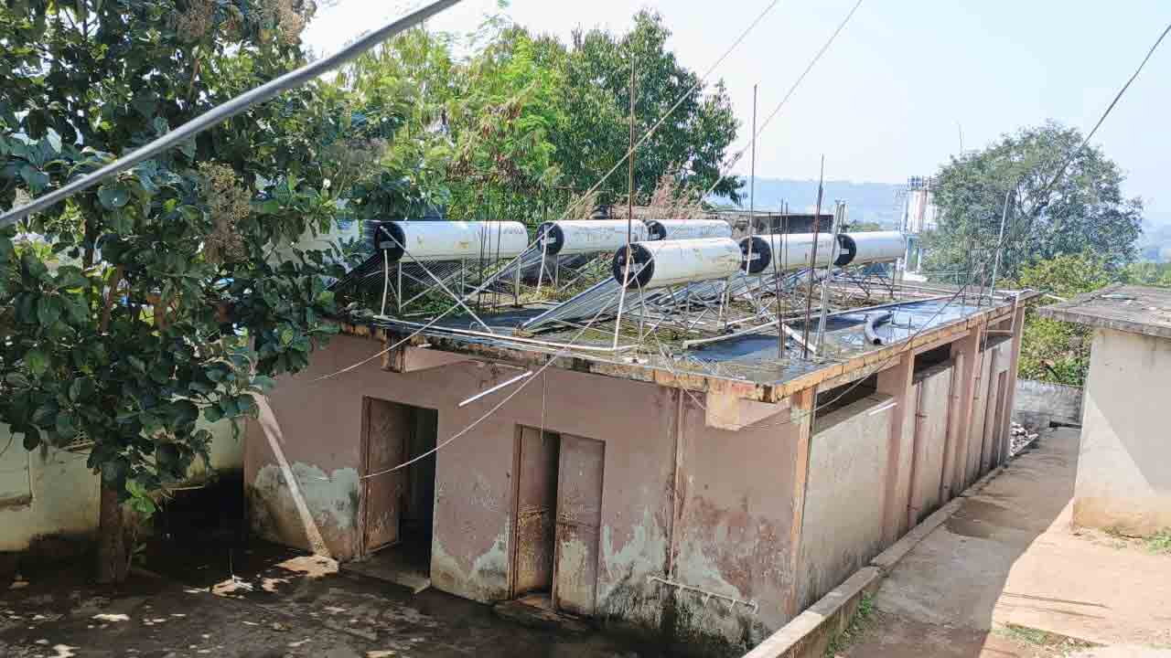 Solar Heaters | చలికాలంలో చన్నీళ్లతోనే స్నానం ?.. గిరిజన ఆశ్రమ పాఠశాల హాస్టళ్లలో పనికిరాని సోలార్‌ హీటర్లు