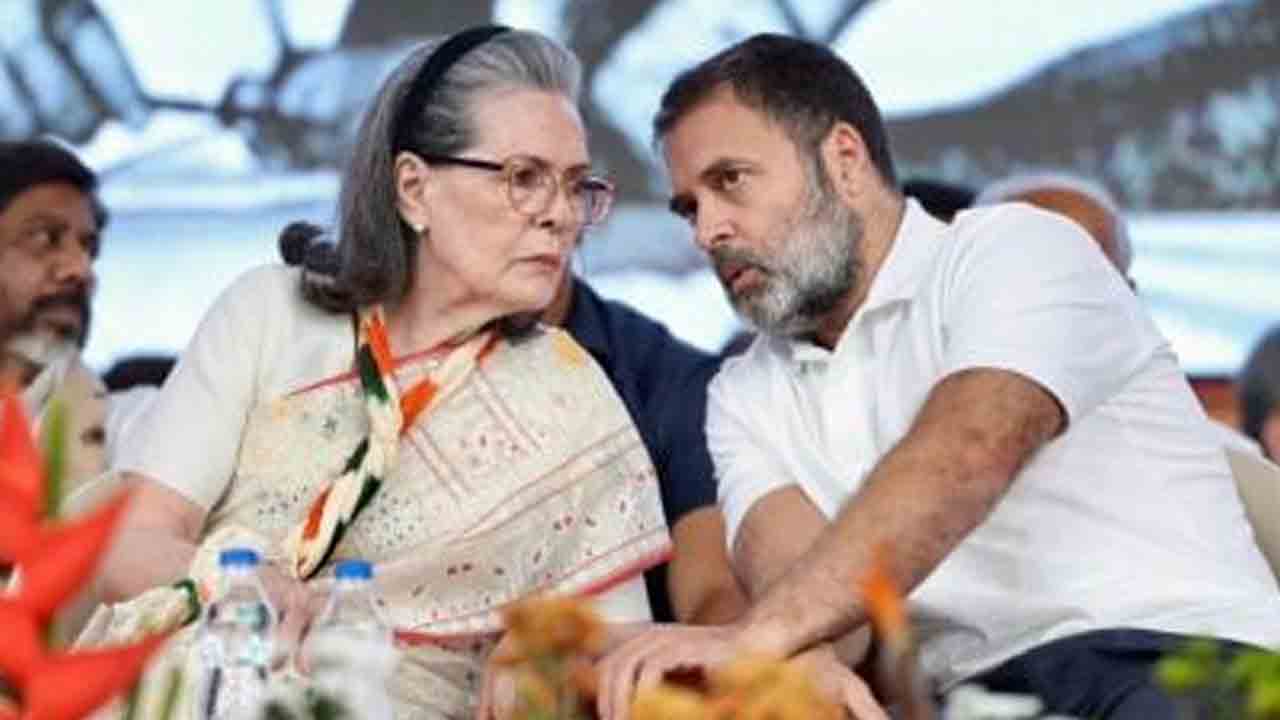 ఏజేఎల్‌ను సోనియా, రాహుల్‌ కుట్రతో లాక్కున్నారు!.. ఢిల్లీ పోలీసుల తాజా ఎఫ్‌ఐఆర్‌