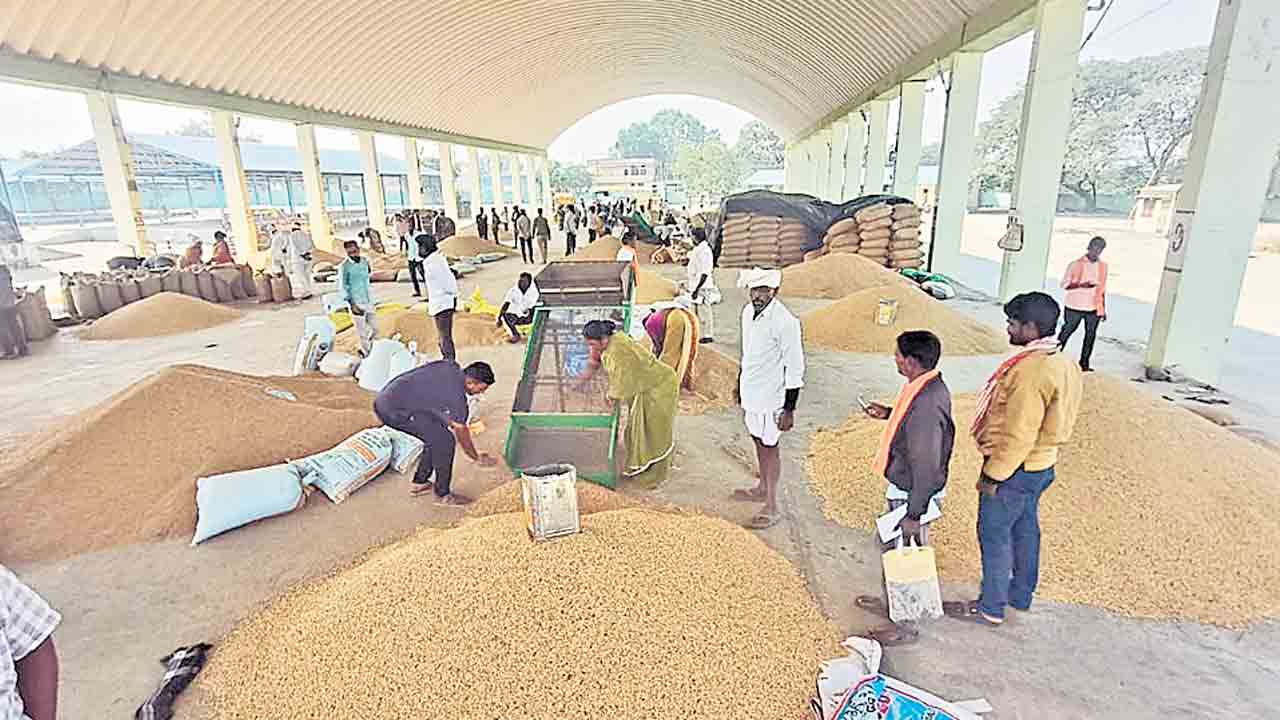 సోయా రైతుకు తప్పని తిప్పలు