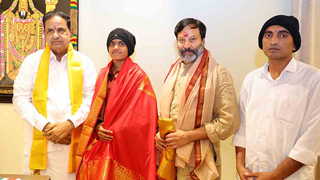 Indian Cricketer Sricharani | శ్రీవారిని దర్శించుకున్న భారత క్రికెటర్ శ్రీచరణి