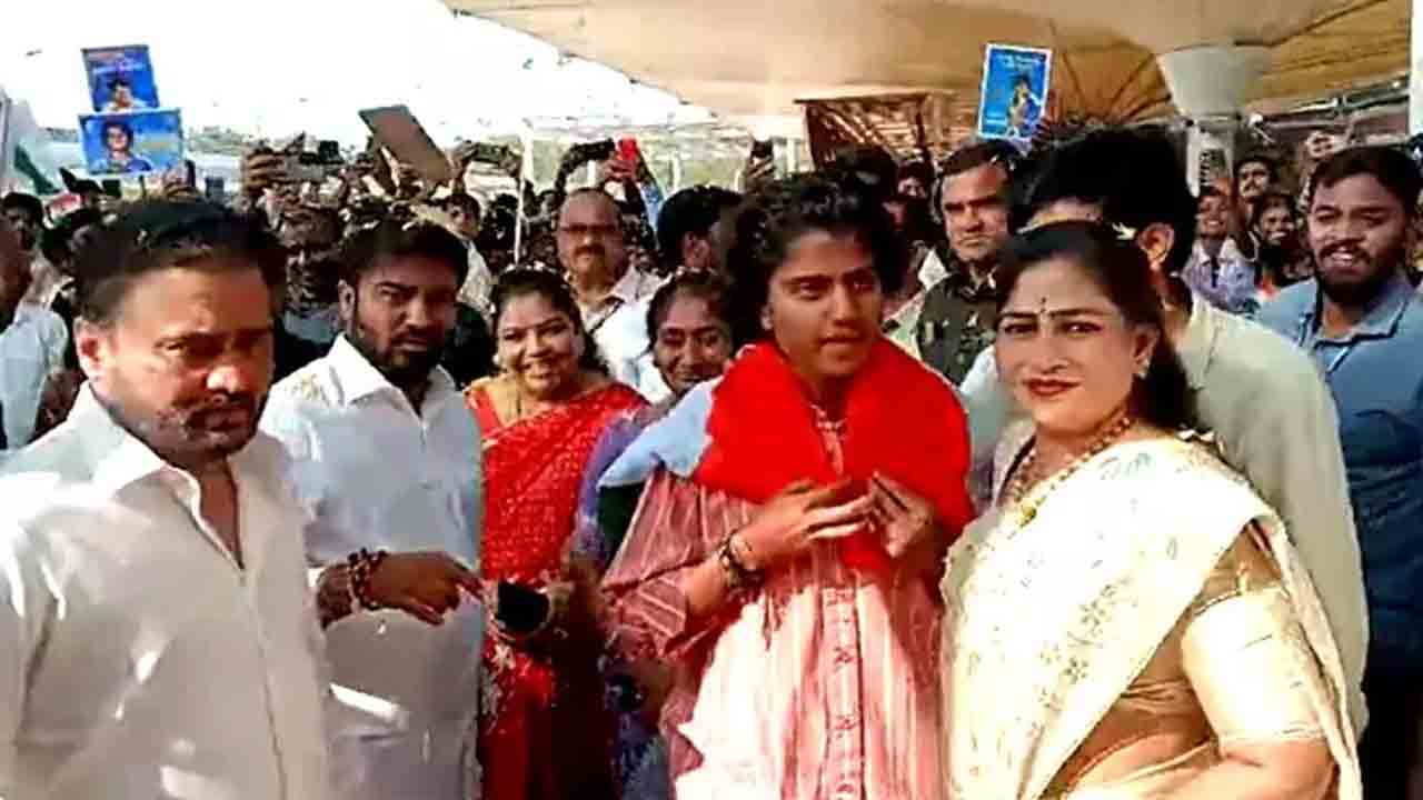 Cricketer Sricharani | మహిళా క్రికెటర్‌ శ్రీచరణికి గన్నవరంలో ఘనస్వాగతం