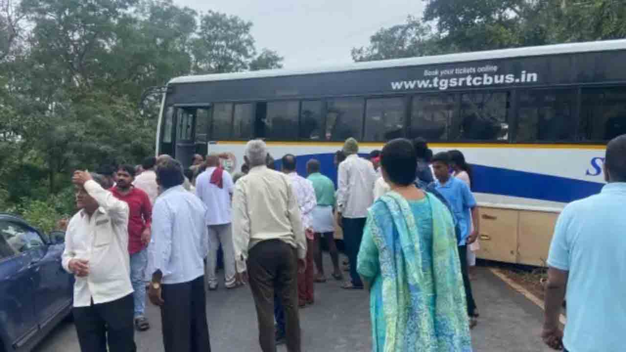 Srisailam Ghat road | శ్రీశైలం ఘాట్ రోడ్డులో అదుపుతప్పిన ఆర్టీసీ బస్సు..ప్రయాణికులకు తప్పిన ప్రాణాపాయం