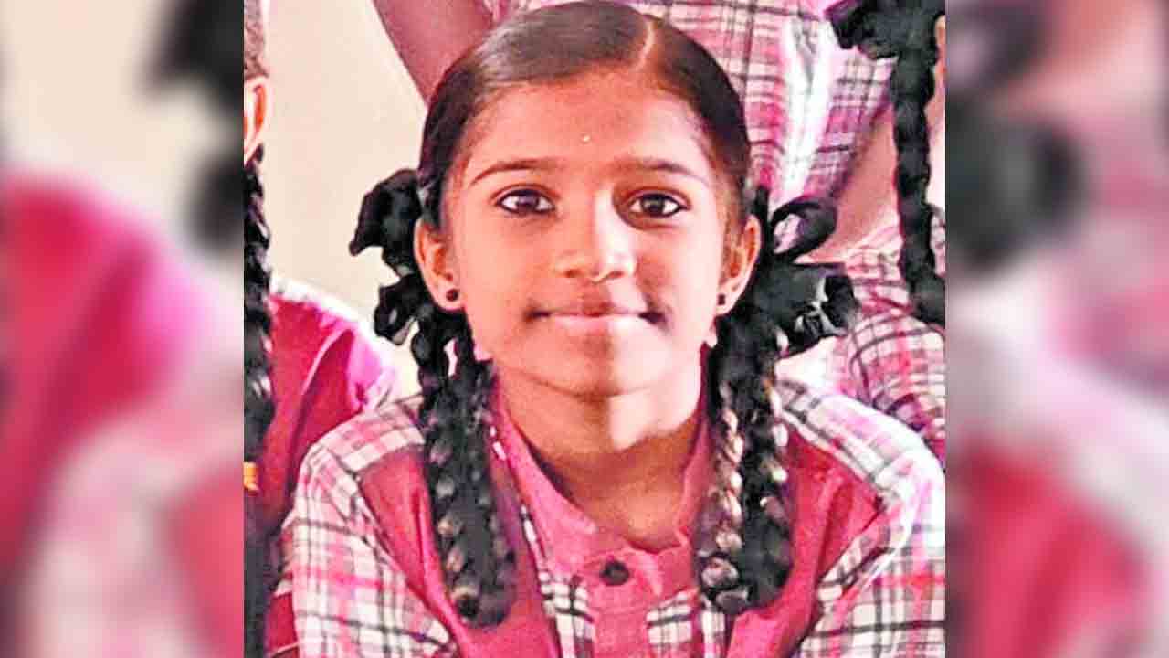 బాలల దినోత్సవానికి వెళ్తూ.. ట్రాక్టర్‌ ఢీకొని విద్యార్థిని మృతి
