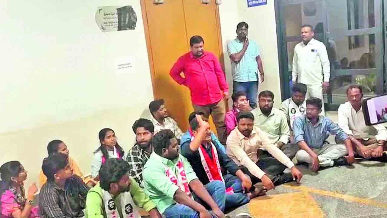 హనుమకొండ కలెక్టరేట్‌లో ఉద్రిక్తత