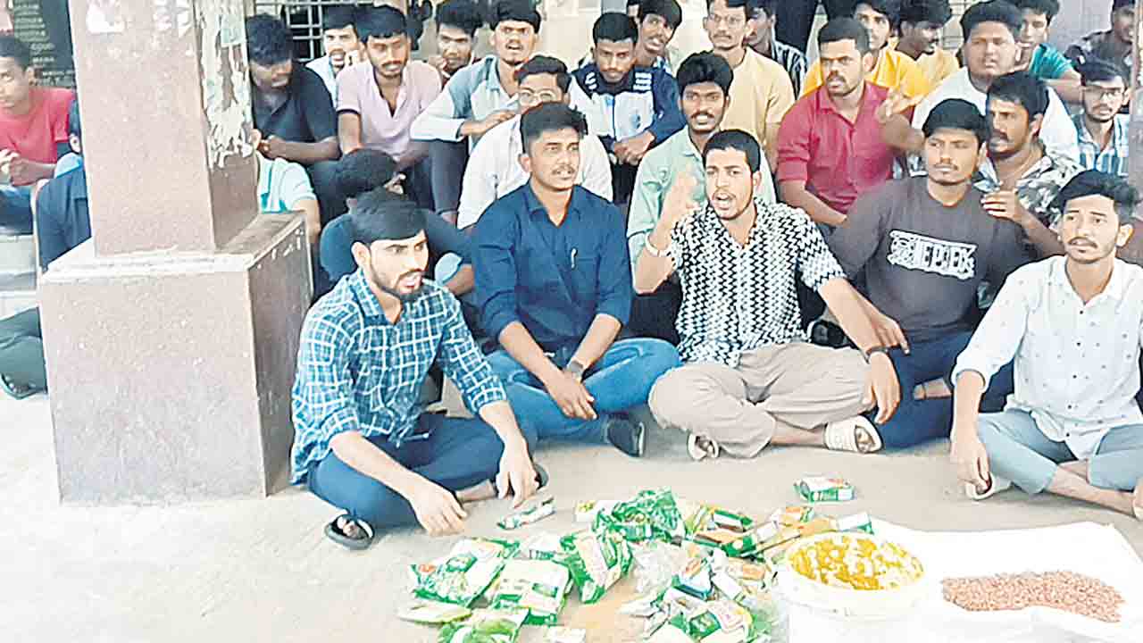 టీయూ హాస్టల్‌ ఎదుట విద్యార్ధుల ఆందోళన