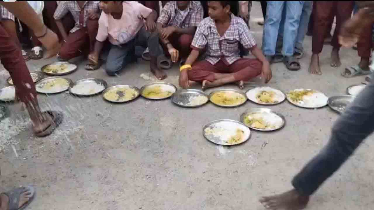 Students Protest | పురుగుల అన్నం ఎట్లా తినేది.. రోడ్డుపై బైఠాయించి నిరసన తెలిపిన విద్యార్థులు