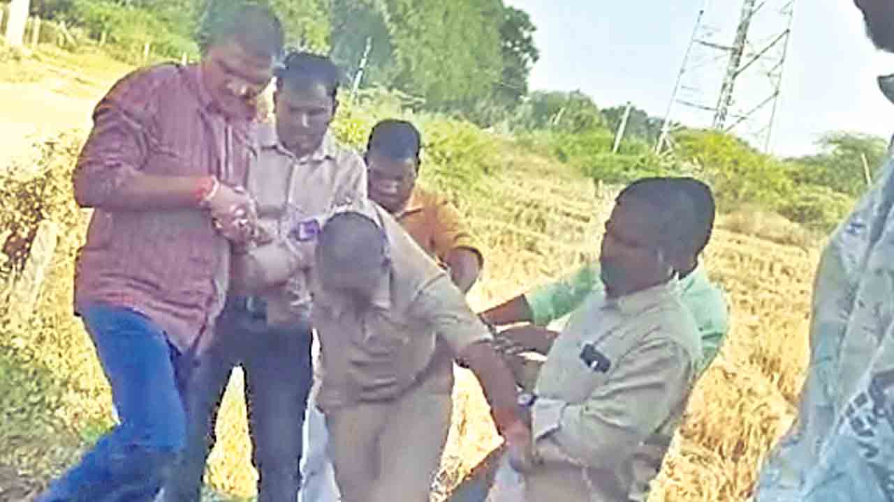 ఏసీబీకి చిక్కిన ఎస్సై పరార్‌