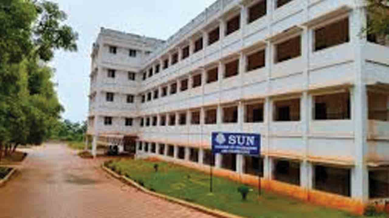 సన్‌ డిగ్రీ కాలేజీకి రూ 8లక్షల జరిమానా