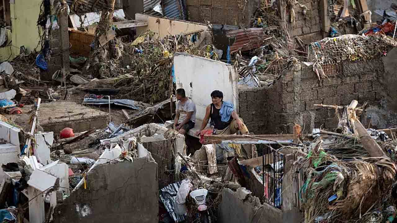 Super Typhoo | ఫిలిప్పీన్స్‌లో సూపర్‌ టైఫూన్ ఫుంగ్-వాంగ్ విధ్వంసం