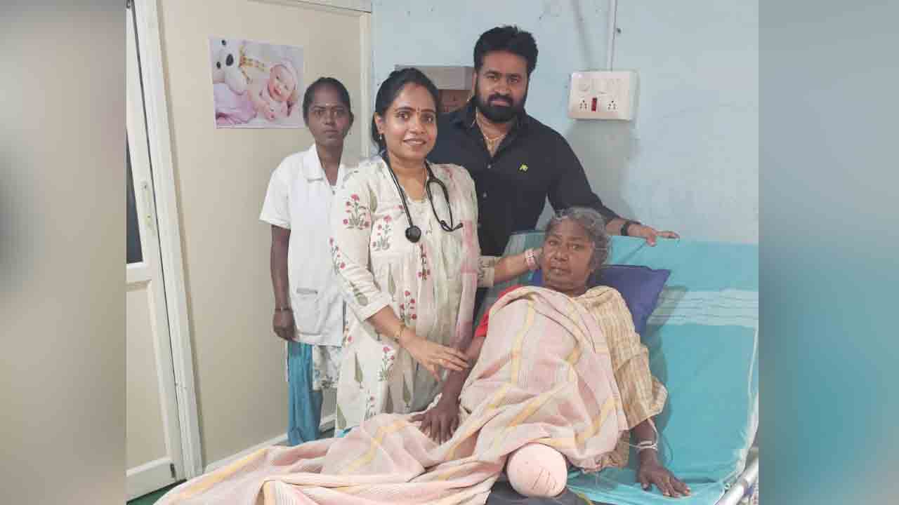 Medical assistance | కొల్లాపూర్‌లో పేద వృద్ధురాలికి వైద్య సహాయం అందించిన వైద్యులు