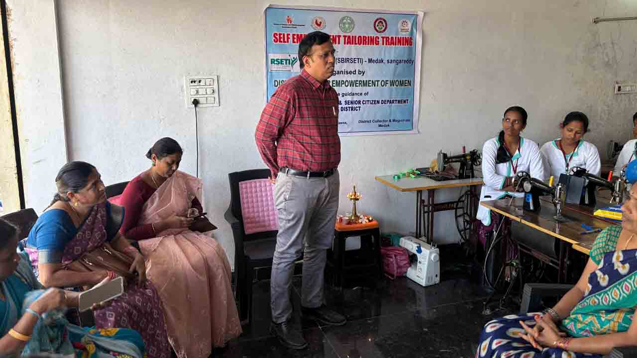 Tailoring | మహిళలకు ఉచిత టైలరింగ్ గొప్ప అవకాశం.. స్వయం ఉపాధితో ఆర్థికంగా ఎదగాలి : డీఆర్డీఏ పీడీ శ్రీనివాసరావు