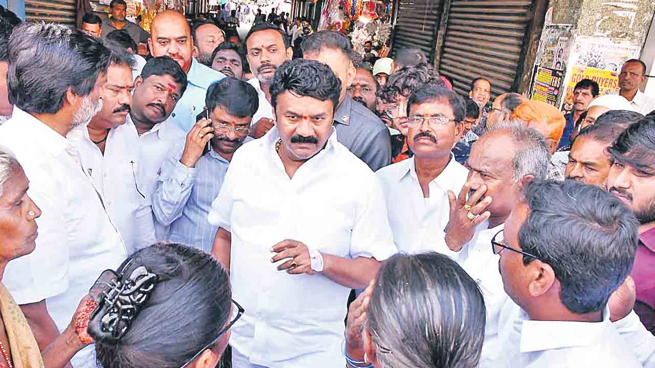 చిరు వ్యాపారులకు బీఆర్‌ఎస్‌ అండ