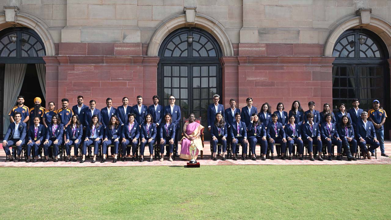 Team India | రాష్ట్రపతిని కలిసిన భారత మహిళల జట్టు.. కప్‌ను ద్రౌపది ముర్ముకు అందించిన హర్మన్‌ప్రీత్‌..!