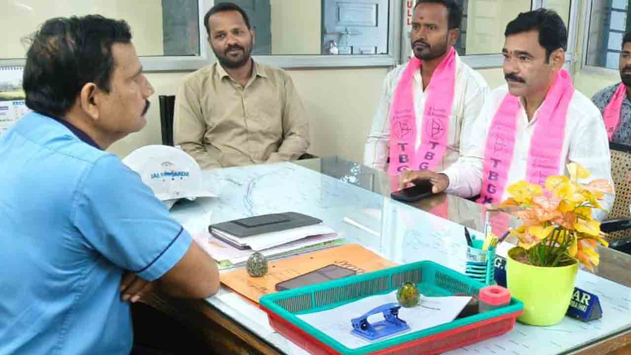 TBGKS | ఏరియా వర్క్ షాప్ నుంచి కార్మికుల బదిలీలు రద్దు చేయాలి : టీబీజీకేఎస్ నాయకుల డిమాండ్