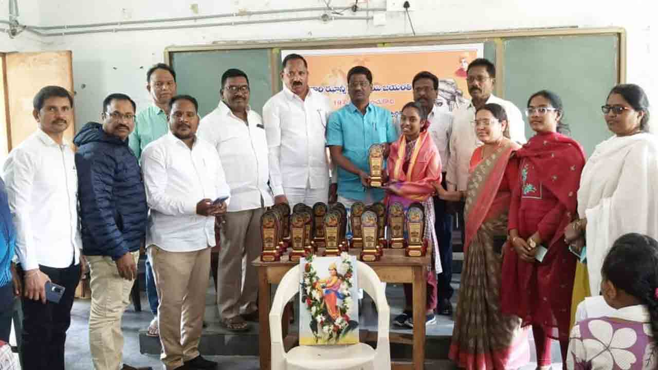 MPDO Srinivas | ఝాన్సీ లక్ష్మీబాయిని విద్యార్థులు ఆదర్శంగా తీసుకోవాలి : ఎంపీడీవో శ్రీనివాస్