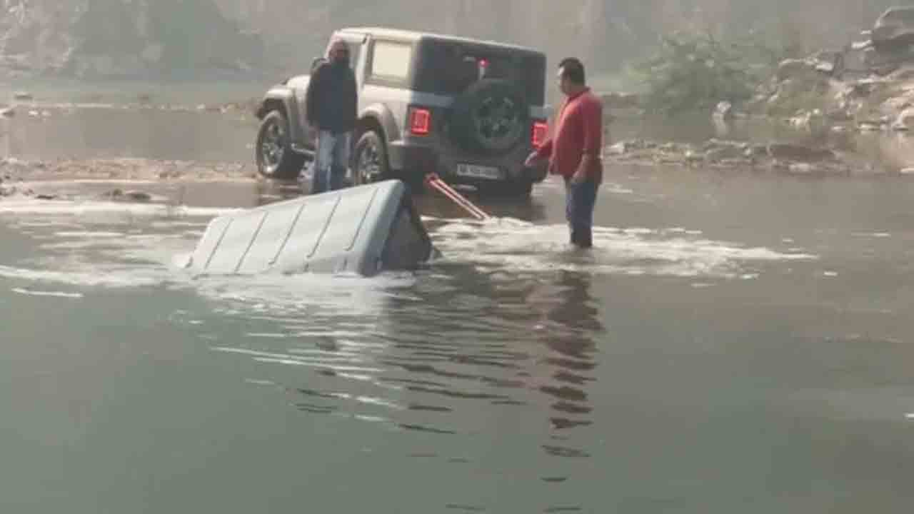 Thar | ఆఫ్‌ రోడింగ్‌ అడ్వెంచర్‌.. నదిలో చిక్కుకుపోయిన థార్‌