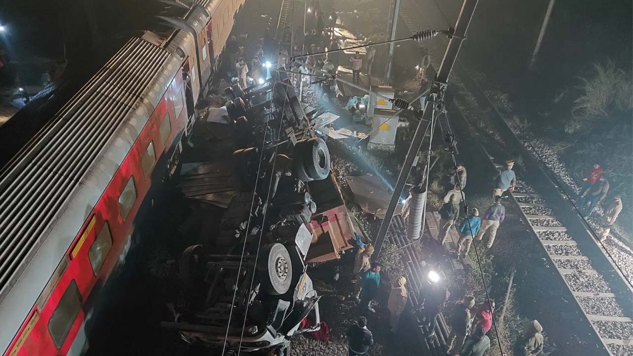 Barabanki | రైల్వే ట్రాక్‌పై పడ్డ డంపర్‌.. బారాబంకిలో తప్పిన ఘోర రైలు ప్రమాదం..