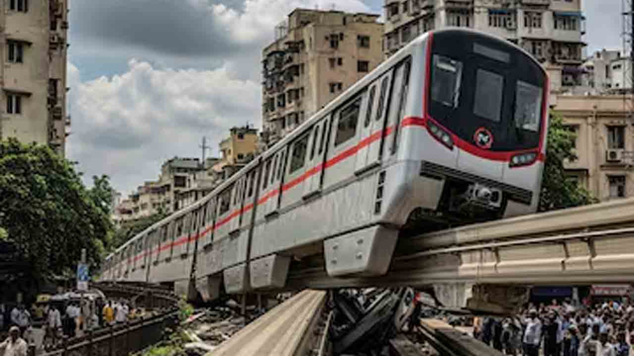 ముంబైలో లోకల్‌ ట్రైన్‌ ఢీకొని ముగ్గురి మృతి