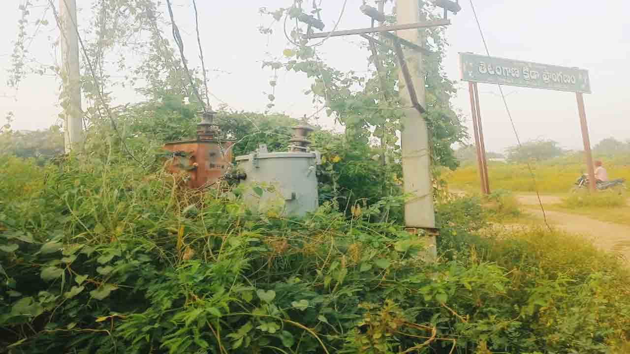 Tranfarmers | విద్యుత్‌ ట్రాన్స్‌ఫార్మర్ల వద్ద పొంచి ఉన్న ప్రమాదం.. పట్టించుకోని అధికారులు