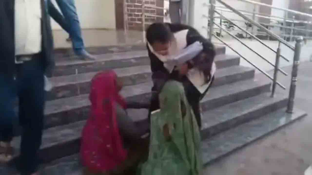 Tribal Women Fall At Officer’s Feet | అధికారిణి కాళ్లపై పడిన గిరిజన మహిళలు..   న్యాయం చేయాలని వేడుకోలు