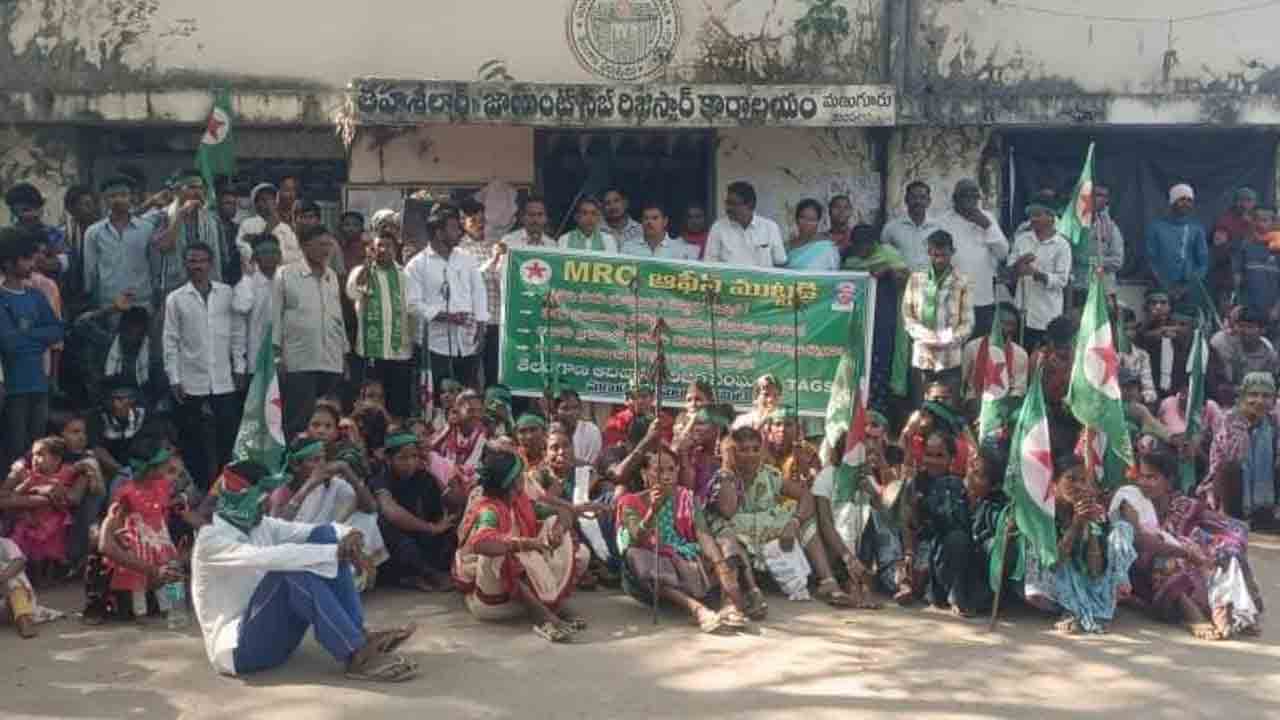 పోడు భూములకు పట్టాలివ్వాలి