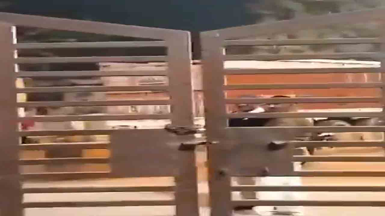 Truck Loaded with EVMs | బీహార్‌ కౌంటింగ్‌ కేంద్రంలో లారీలు.. ఈవీఎంలు ఉన్నట్లు ఆర్జేడీ ఆరోపణ