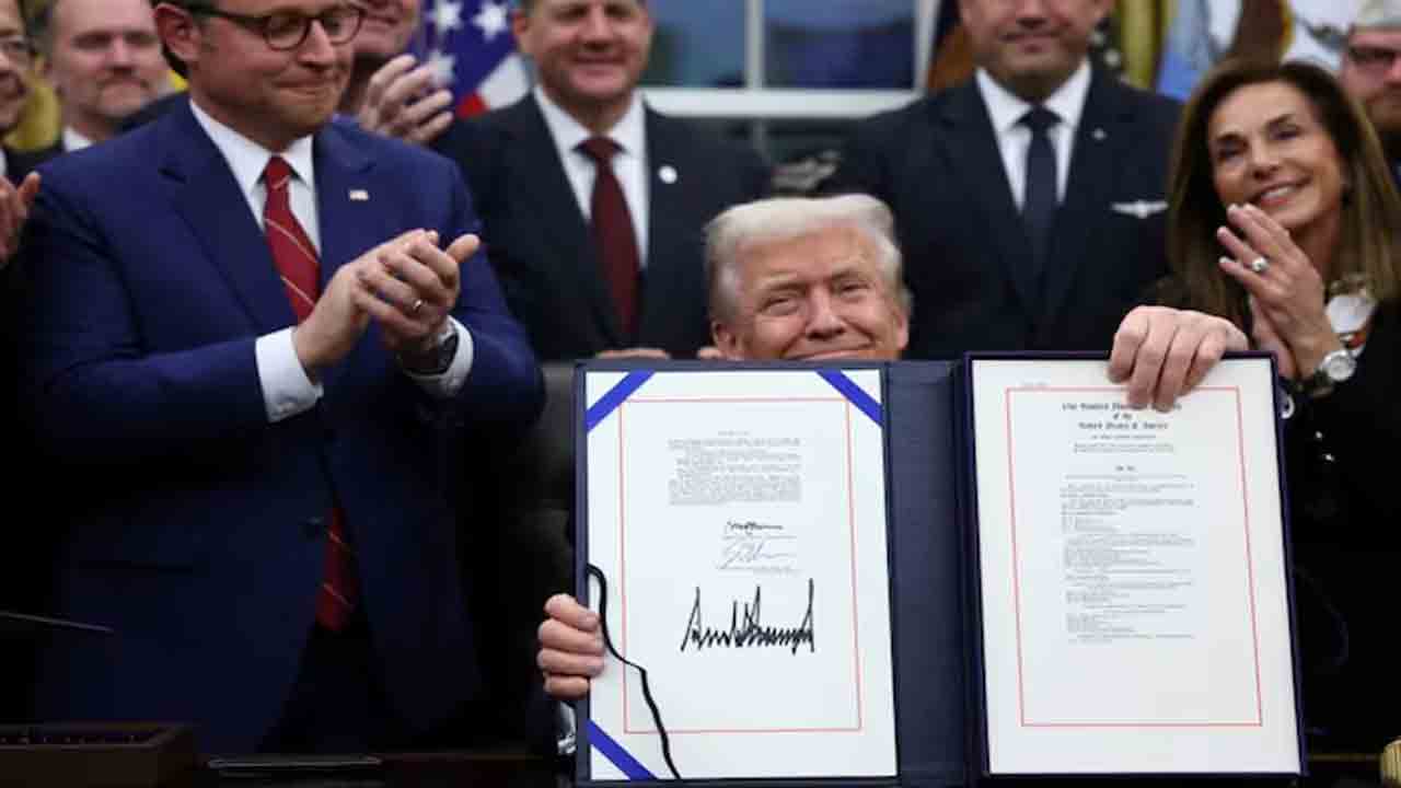 US Shutdown | అమెరికాలో ముగిసిన షట్‌డౌన్‌.. ఫండింగ్‌ బిల్లుపై ట్రంప్‌ సంతకం