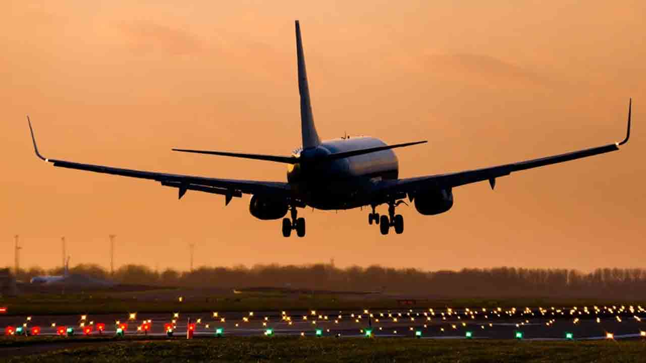 US shutdown | షట్‌డౌన్‌తో సిబ్బంది కొరత.. అమెరికాలో స్తంభించిన విమాన సేవలు