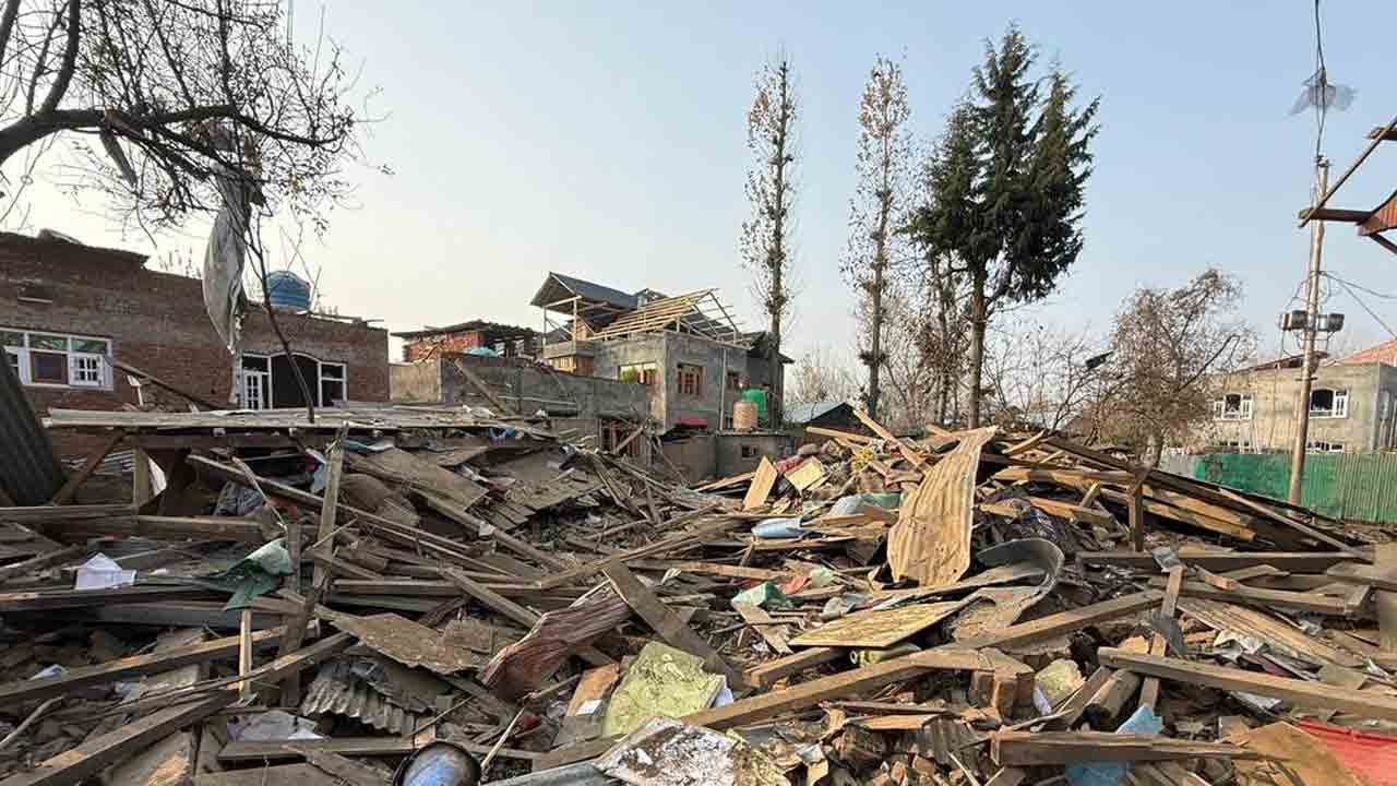 ఢిల్లీ బాంబర్‌ ఉమర్‌ ఇల్లు పేల్చివేత