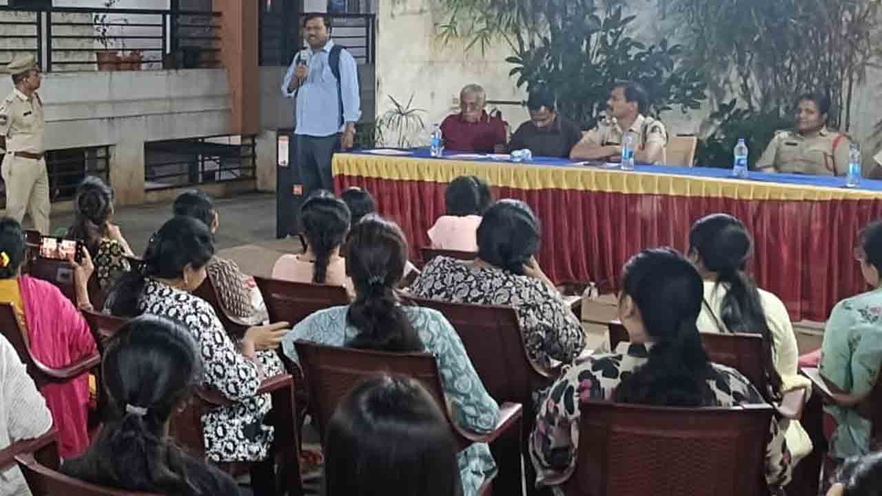 Cyber criminals | సైబర్‌ నేరగాళ్ల పట్ల అప్రమత్తంగా ఉండాలి : అడిషనల్‌ డీసీపీ నర్సయ్య