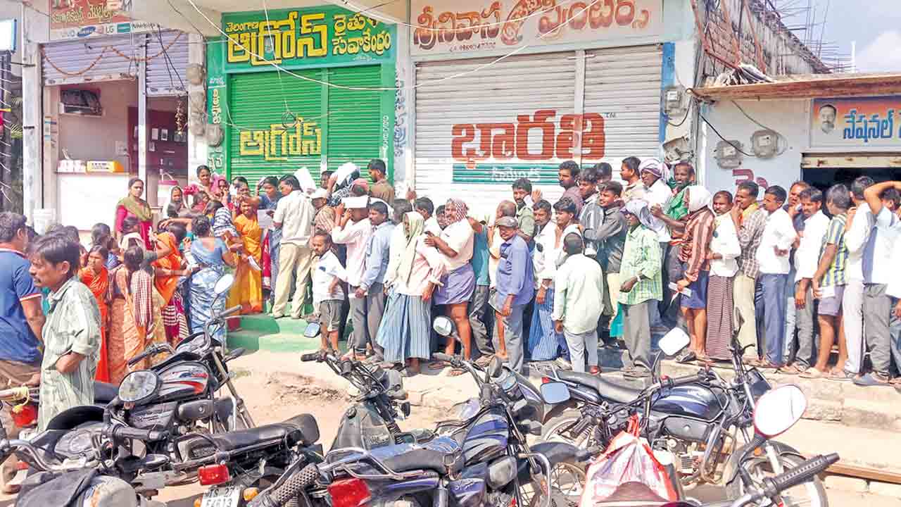 రైతులకు తప్పని యూరియా కష్టాలు.. పాలకుర్తిలో రైతుల మధ్య తోపులాట.. రాస్తారోకో