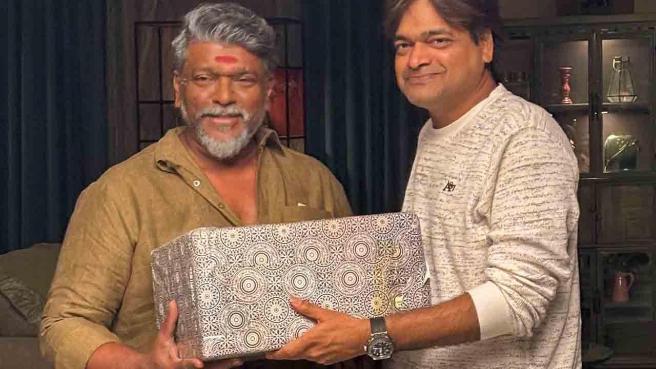 Ustaad Bhagat Singh | ఉస్తాద్‌ భగత్‌ సింగ్‌ సెట్స్‌లో.. పార్థీబన్‌కు హరీష్‌ శంకర్ స్పెషల్‌ గిఫ్ట్‌