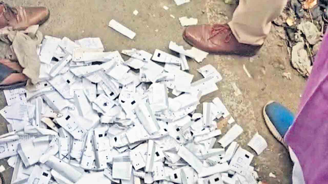 రోడ్డు పక్కన వీవీప్యాట్‌ స్లిప్పులు!