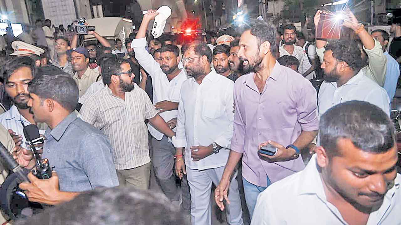 ప్రజాస్వామ్యం ఖూనీ