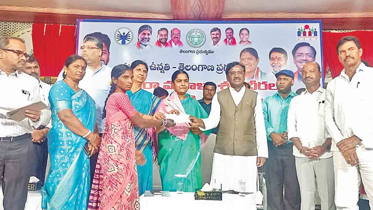 నెలనెలా చెక్కులు పంపిణీ చేయాలి