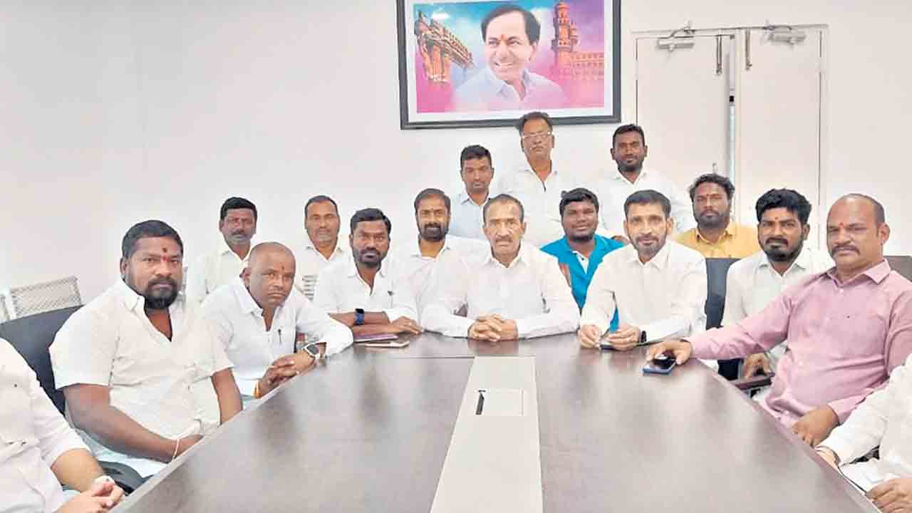 ప్రభుత్వమే ఇండ్లు నిర్మించి ఇవ్వాలి