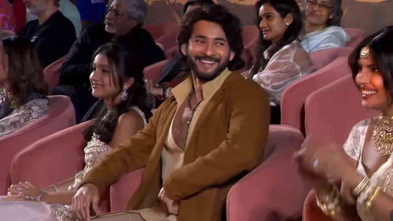 Varanasi | మహేశ్‌ బాబు నవ్వుకు ఫిదా అవ్వాల్సిందే.. టాక్‌ ఆఫ్ ది టౌన్‌గా వారణాసి ఈవెంట్‌