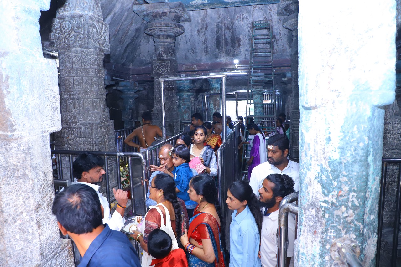  తెలంగాణ, ఆంధ్రప్రదేశ్‌, ఛత్తీస్‌గఢ్‌, మహారాష్ట్రల నుంచి వచ్చిన భక్తులతో వేములవాడ పురవీధులు కిటకిటలాడాయి. 