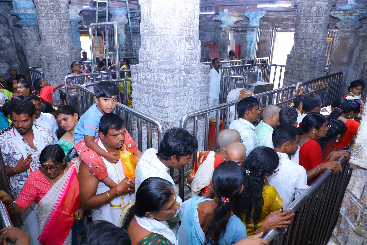 వేకువజాముననే భక్తులు పవిత్ర ధర్మగుండంలో స్నానాలు ఆచరించి తమ ప్రీతి మొక్కైన కోడెమొక్కు తీర్చుకోవడం కోసం క్యూలైన్లో బారులు తీరారు. 