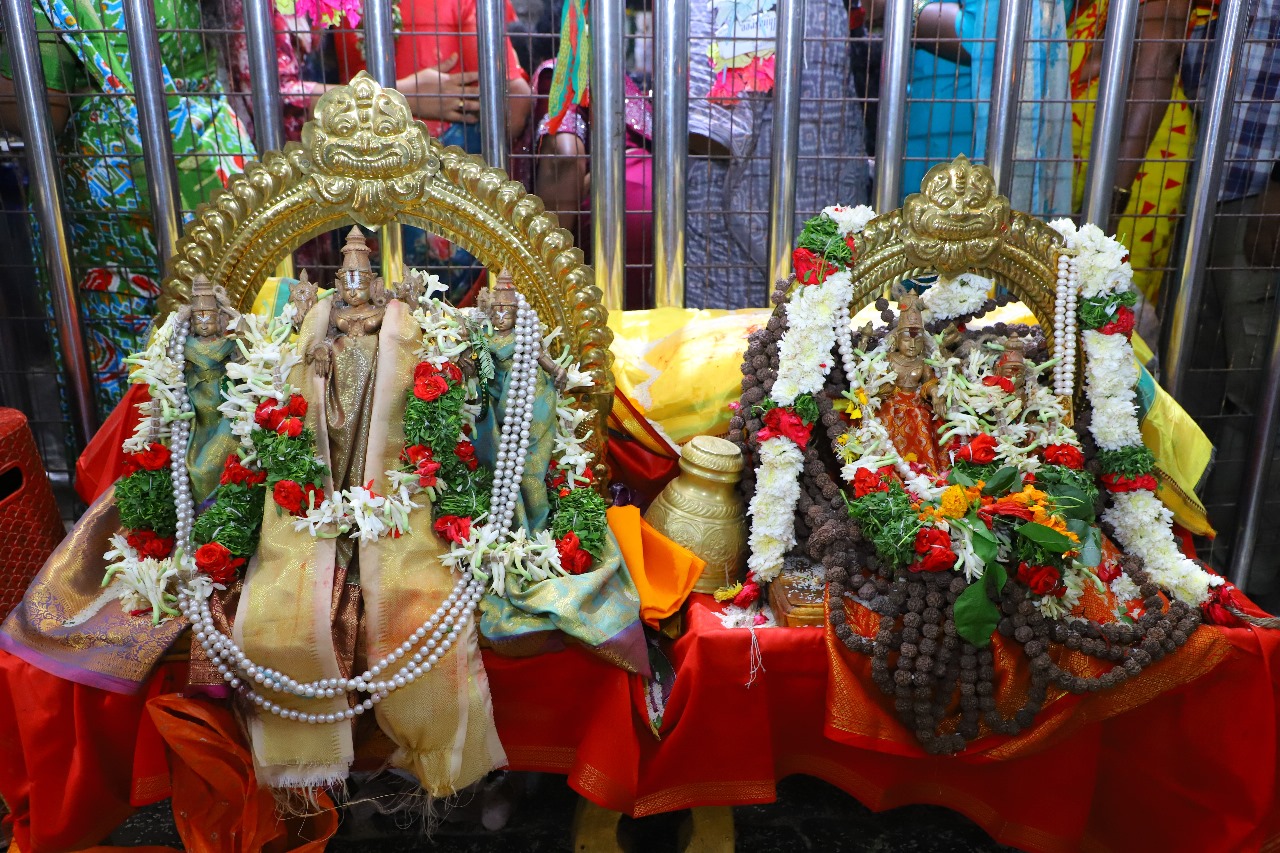  కార్తీకమాసం సందర్భంగా భక్తులు రాజన్న, భీమేశ్వరాలయాల ప్రాంగణంలో కార్తీక దీపాలు వెలిగించుకున్నారు. రాజన్న ఆలయం, భీమేశ్వరాలయాల పరిసరాల్లో ఎక్కడ చూసినా భక్తుల సందడే కనిపించింది. 