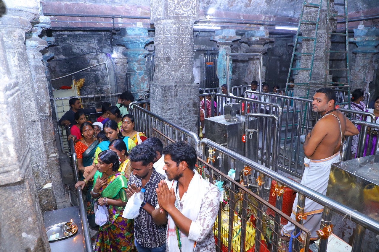 కోడెమొక్కు చెల్లిస్తున్న భక్తులు